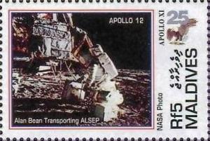 Colnect-4182-720-Alan-Bean-transporting-ALSEP.jpg