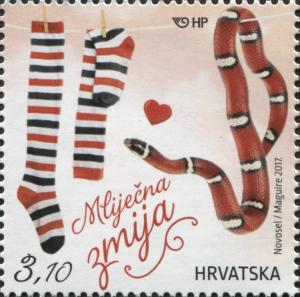 Colnect-3947-528-Eastern-Milksnake-Lampropeltis-triangulum-Socks.jpg
